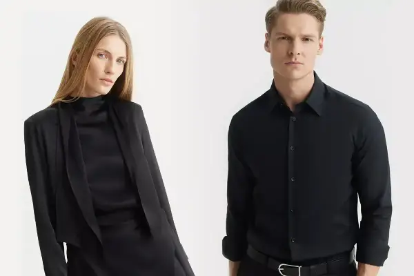 Elegancka kobieta w czarnej stylizacji i mężczyzna w czarnej koszuli. Jakie spodnie do czarnej koszuli? Klasyka zawsze w modzie.
