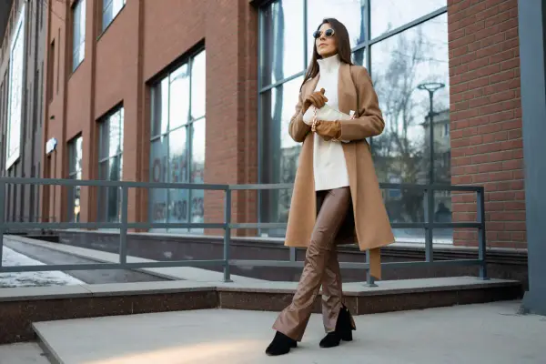 Elegancka kobieta w płaszczu w kolorze camel. Ten odcień pasuje do każdej karnacji, dodając klasy i ciepła.